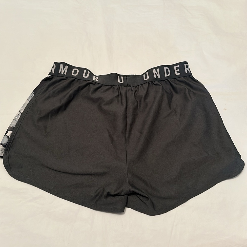 Under Armour Women’s Athletic Shorts Size Medium - Picture 2 of 4